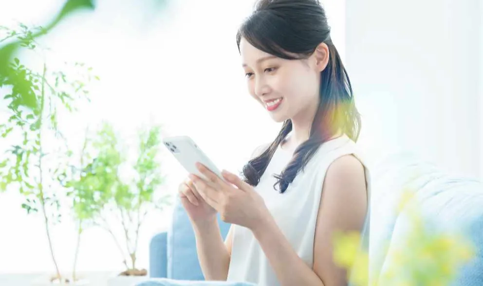 メールマガジンを読む女性