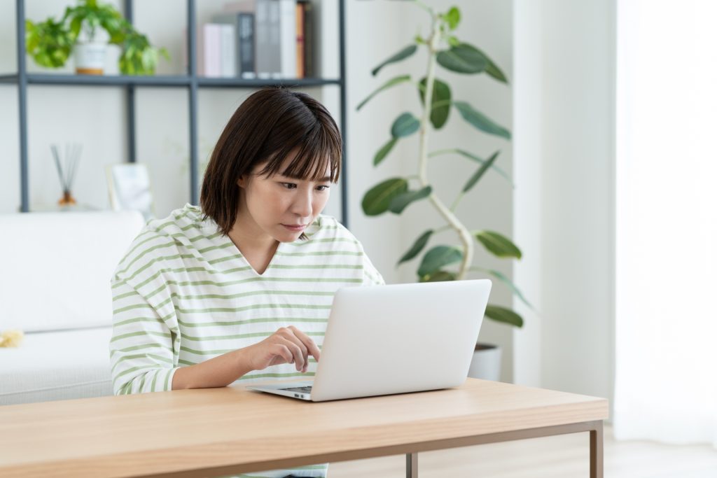 サロンの検索をする女性