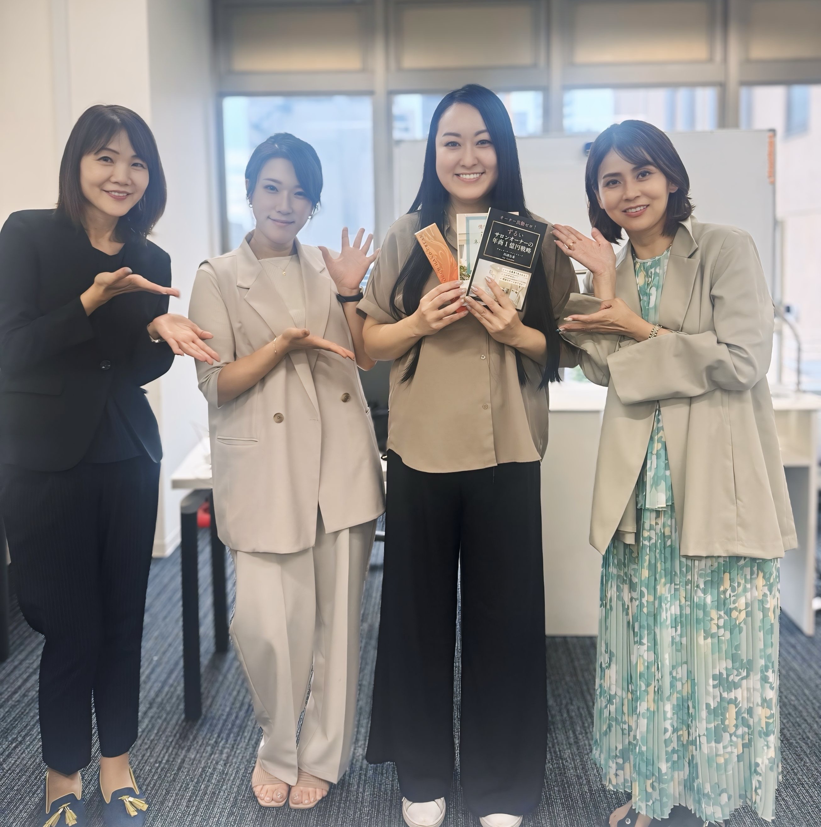 リプロネイル導入の講座生たちと